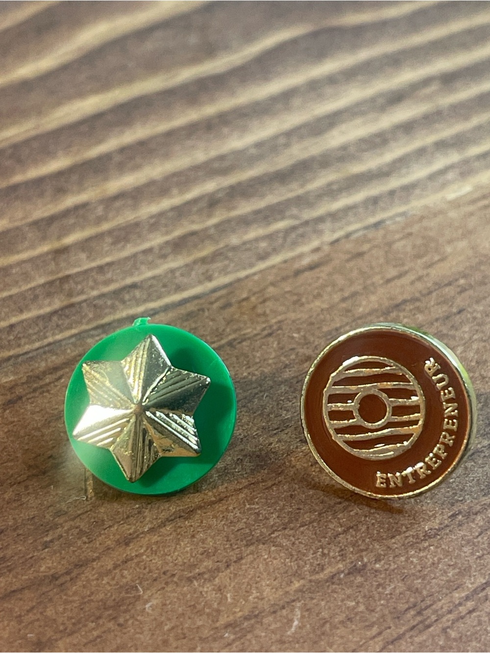 Girl Scouts Brownie Cookie Entrepreneur Year 2 Pin Gold Tone